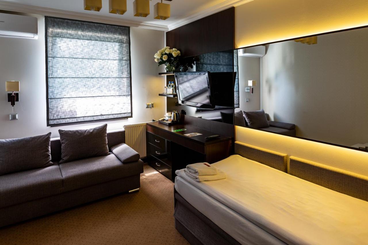 Hotel Senator Konferencje & Spa Стараховице Экстерьер фото