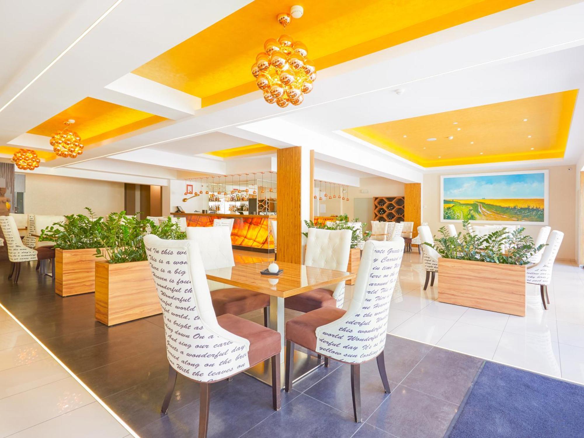 Hotel Senator Konferencje & Spa Стараховице Экстерьер фото