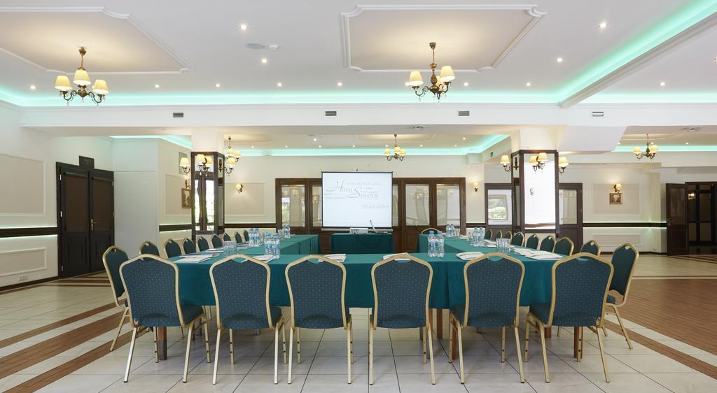 Hotel Senator Konferencje & Spa Стараховице Экстерьер фото
