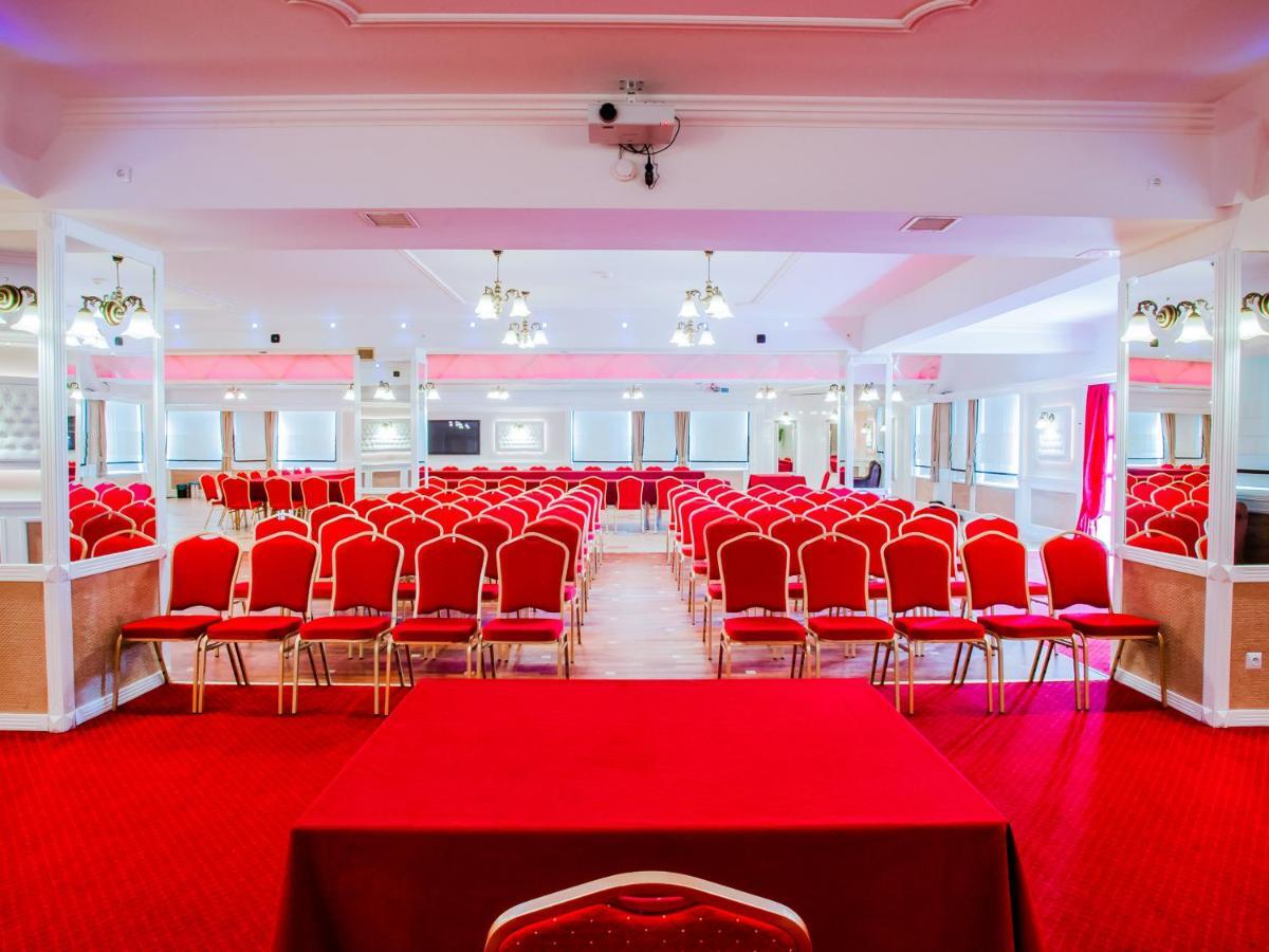 Hotel Senator Konferencje & Spa Стараховице Экстерьер фото
